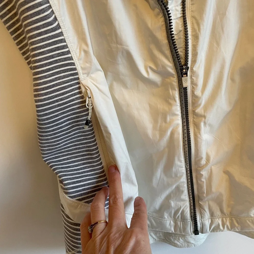 Lululemon Quilted Puffer Vest Cream Striped Sides Zip Front Womens‎ Size 6